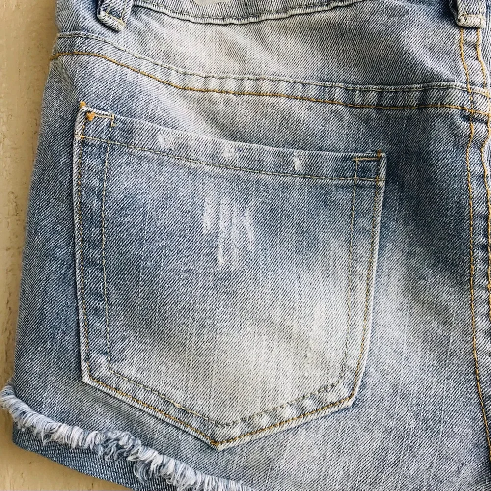 Forever 21 Women's Distressed Light Stain Jean Shorts Size 29 - Picture 3 of 8